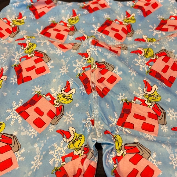 Have fun during the holidays wearing a pair of The Grinch Leggings! - Picture 4 of 4